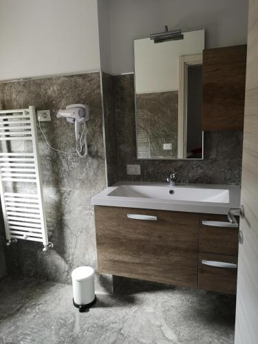a bathroom with a sink and a mirror at Tra I Castelli in Filiano