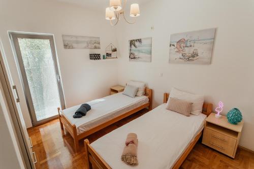 デノヴィチにあるAcacia hill A3の窓のある部屋にツインベッドが2台