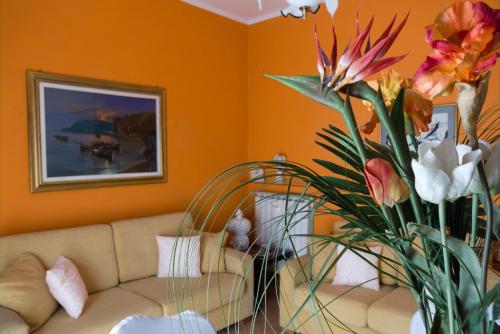提弗利溫泉的住宿－Appartamento da Marietta，客厅配有沙发和花瓶