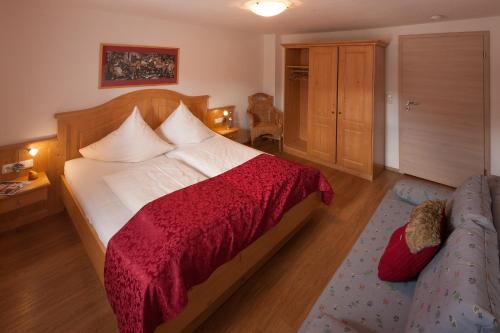 Una cama o camas en una habitación de Gaisbock der DorfUrlaub