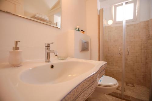 A bathroom at Moshinos Hotel