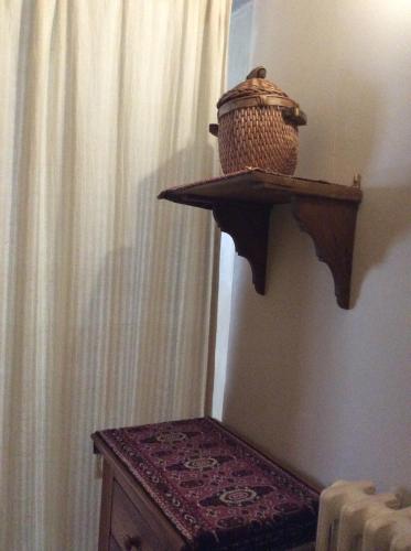 a wooden shelf with a basket on a wall at Apartamento Rural Castildetierra in Arguedas