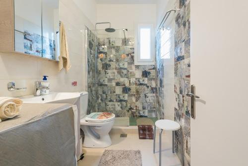uma casa de banho com um WC e um chuveiro em Pierre Marie Corfu Old Town Home em Corfu Town