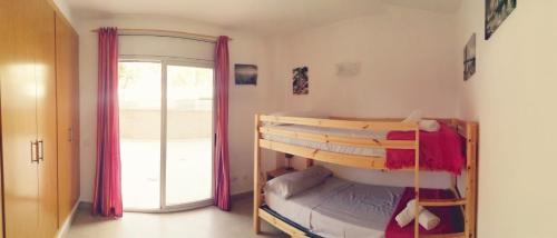 サロウにあるApartamento Aqquariaのベッドルーム1室(二段ベッド2台付)、