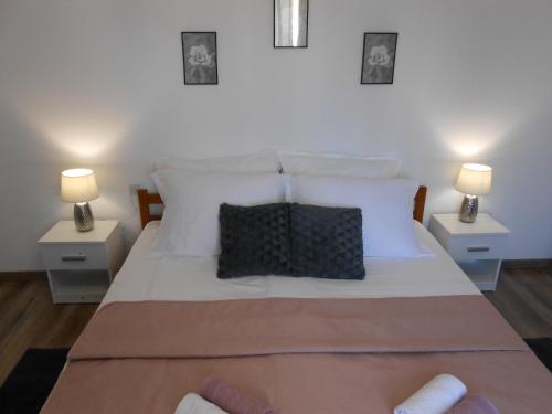 ein Schlafzimmer mit einem großen Bett mit zwei Nachttischen in der Unterkunft The Golden Well in Rovinj