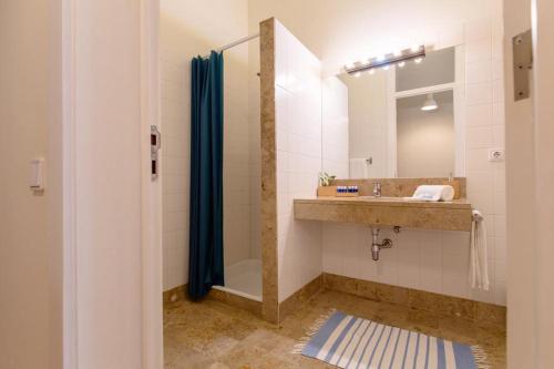 un baño con lavabo y ducha en Alcacer River Apartment, en Alcácer do Sal
