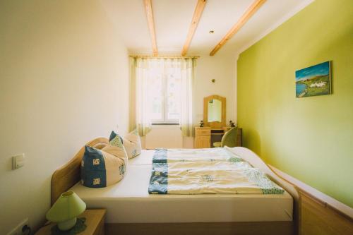 ein kleines Schlafzimmer mit einem Bett und einem Fenster in der Unterkunft ATR Rejnard Tadaj in Jedwabno
