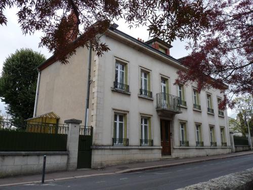 a large white building on the side of a street at Chambres d'Hôtes de luxe Côté Parc-Côté Jardin avec parking privé gratuit in Nevers