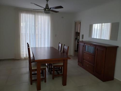 ein Esszimmer mit einem Holztisch und Stühlen in der Unterkunft Departamento Centrico in Villa María