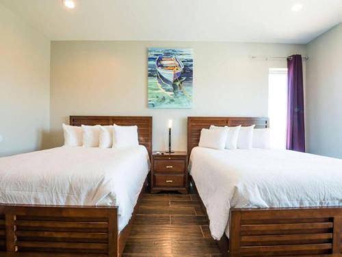 Кровать или кровати в номере 5 BEDROOM BEACHFRONT CONDO - 3rd Floor