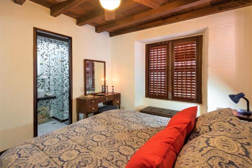 Llit o llits en una habitació de Casa San Pedro - Exclusive 3BR Colonial Apt in Centro Historico by Huespedia