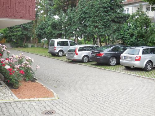 um grupo de carros estacionados num parque de estacionamento em Hotel Garni am Hechenberg em Mainz