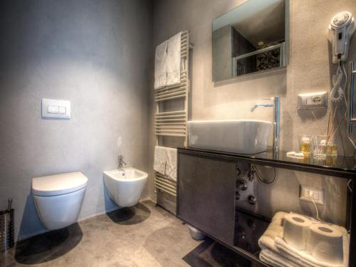 a bathroom with a toilet and a sink at Bell Suite Hotel in Bellaria-Igea Marina