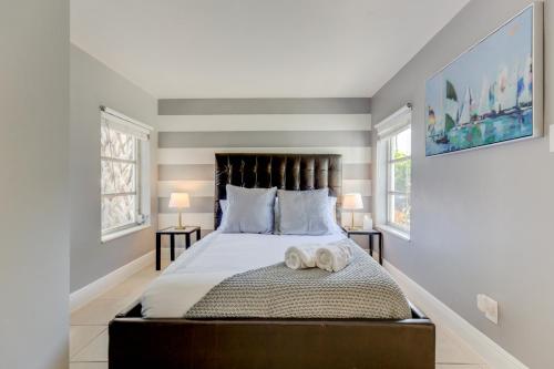 Postel nebo postele na pokoji v ubytování The oasis near the cruise & airport - By Avi