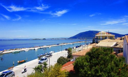 Foto dalla galleria di Seaview Kaposantes Apartments a Città di Lefkada