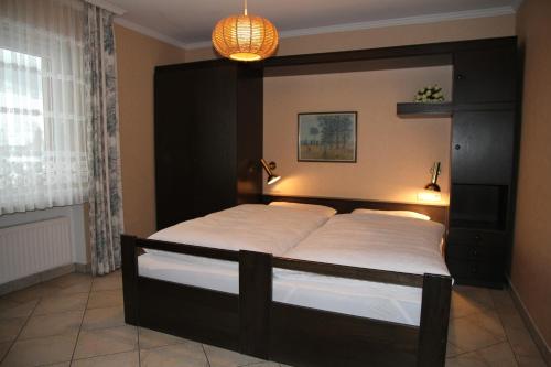 een slaapkamer met een bed met een zwart hoofdeinde bij Ferienwohnung Bücker in Schmallenberg