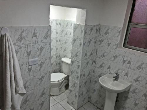 Een badkamer bij Hostal Ansaldi