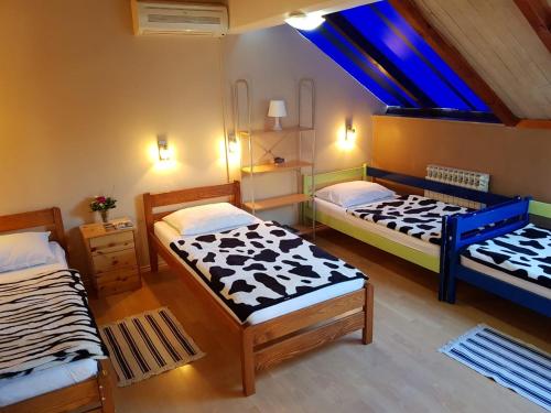 Favela Hostel tesisinde bir odada yatak veya yataklar
