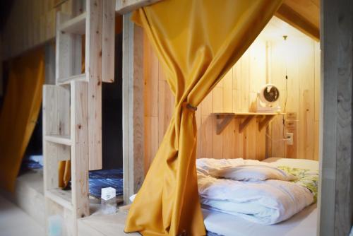 石垣島的住宿－阿西比納家庭旅館，一张带天蓬的床