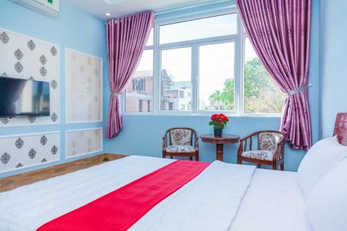 ein Schlafzimmer mit großem Bett und Fenster in der Unterkunft Rio TD5 homestay in Vũng Tàu