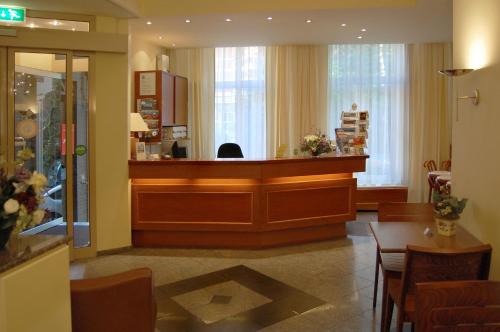 The lobby or reception area at Prinsenhotel