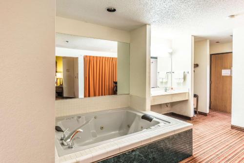 Ванная комната в Econo Lodge Inn & Suites