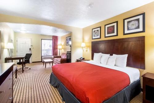 Habitación de hotel con cama y escritorio en Quality Inn & Suites, en Dickson