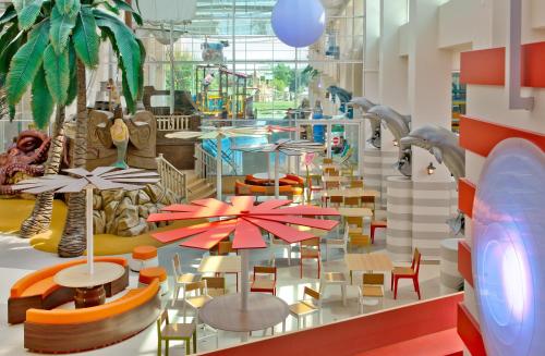 un parco giochi coperto per bambini con parco acquatico di Explorers Hotel Marne-la-Vallée a Magny-le-Hongre