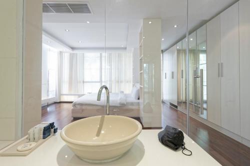 Ένα μπάνιο στο The Lantern Marina Residences Phuket