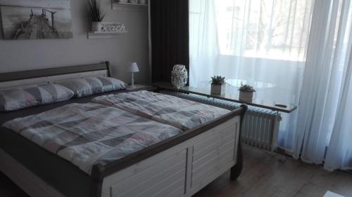um quarto com uma cama grande e uma janela em Ferienwohnung Steffens Scharbeutz em Scharbeutz