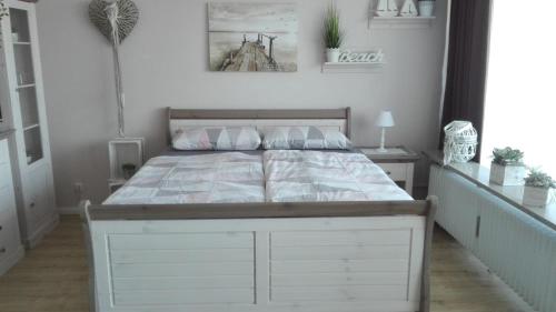 a bedroom with a large white bed in a room at Wohnung Steffens Scharbeutz für Dienstreisen und Monteurzimmer in Scharbeutz