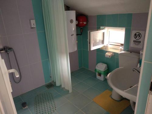baño pequeño con aseo y ventana en Family House Near Motorway 6 Guests 3 Bedrooms, en Veles