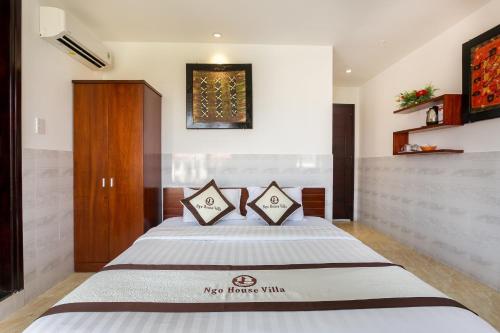 Katil atau katil-katil dalam bilik di Ngo House Villa