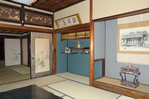 une chambre avec une table. dans l'établissement Guesthouse Higashi Fujitatei, à Yumura