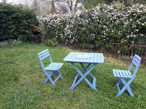 deux chaises et une table de pique-nique dans l'herbe dans l'établissement Pigeonnier Brens, à Brens