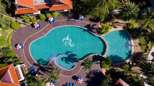 Вид на бассейн в Royal Lanta Resort & Spa или окрестностях