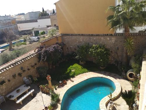 an overhead view of a swimming pool next to a building at VTAR Casa las Tinajas in Baeza