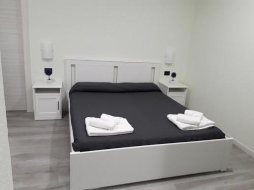 1 dormitorio con 1 cama con 2 mesitas de noche en CASA LIBERTY en Mandello del Lario