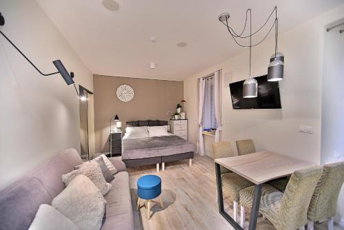 Posteľ alebo postele v izbe v ubytovaní Apartamenty Sjesta Centrum