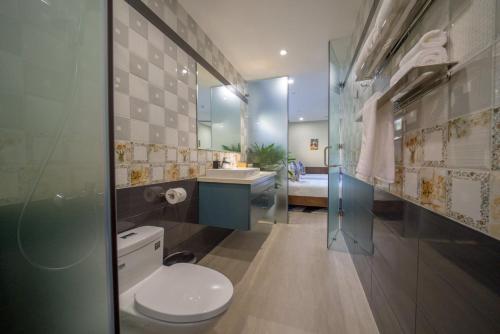 Phòng tắm tại Beach Haven Suites Hội An Apartment