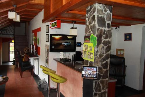 Una televisión o centro de entretenimiento en Willa Larysa Agro