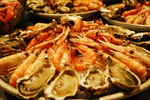une plaque de nourriture à base de crevettes et d’autres aliments dans l'établissement Chambres d'Hôtes Le Logis du Port Paradis, à Nieulle-sur-Seudre