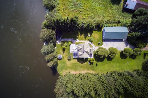 una vista aérea de una casa en una isla junto a un río en Villa Satulinna en Kotka