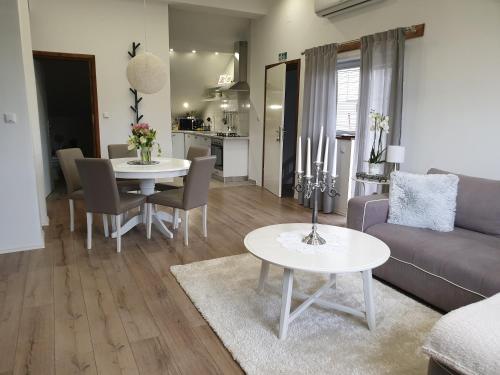 un soggiorno con divano e tavolo di Elysian Apartments a Grabovac