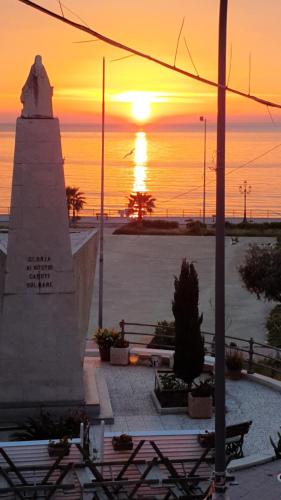 a monument with the sunset in the background at Pandora in Porticello