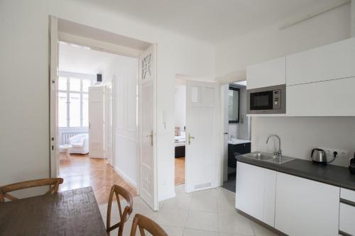 Virtuvė arba virtuvėlė apgyvendinimo įstaigoje Chic & Charm Apartment