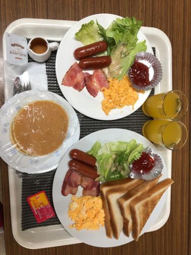 una bandeja con tres platos de comida. en Hotel Oasis (Adult Only) en Fukaya