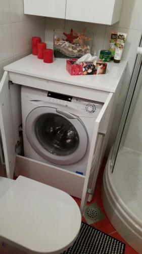 a washing machine in a bathroom next to a toilet at Apartment Travel hub *** in Varaždin