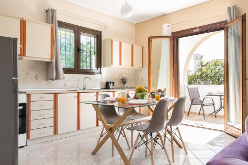 kuchnia ze stołem i krzesłami oraz jadalnia w obiekcie joseph apartment w Korfu