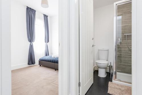 A bathroom at Serviced Apartment /Excel/ Olympic city/ O2 arena